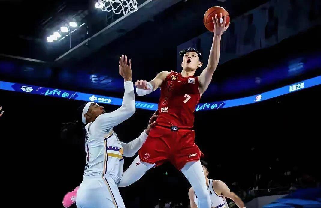 关于冲刺阶段北京首钢调整名单以备欧篮联；官宣签约环节打磨；质疑声仍在；年轻球员得到机会的信息